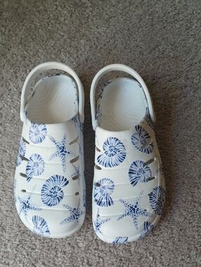 Rugged Shark Women's White and Blue Starfish Slip-On Sandals